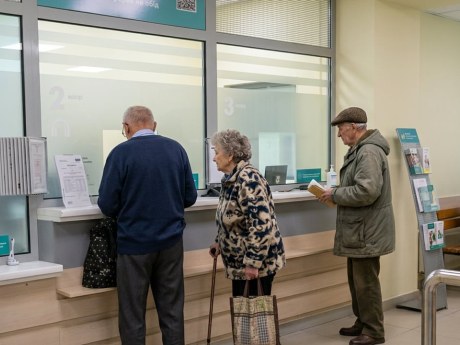 Ощадбанк пропонує пенсіонерам сертифікат на 300 грн