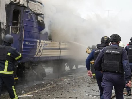 Російський дрон атакував поїзд із Борисом Джонсоном на Волині