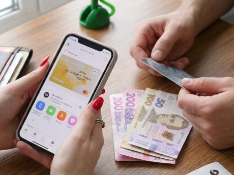 Перекази від родичів: коли банк перевірить кошти і виникнуть податки