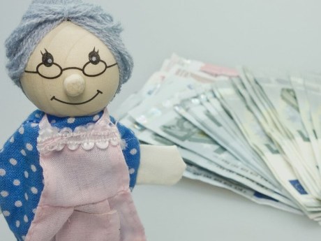 Вікова доплата до пенсії: кому в жовтні нарахують до 570 гривень