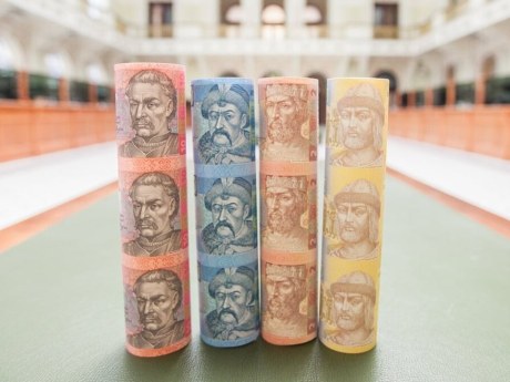105 контейнерів гривень таємно привезли до Миколаєва: що сталося далі